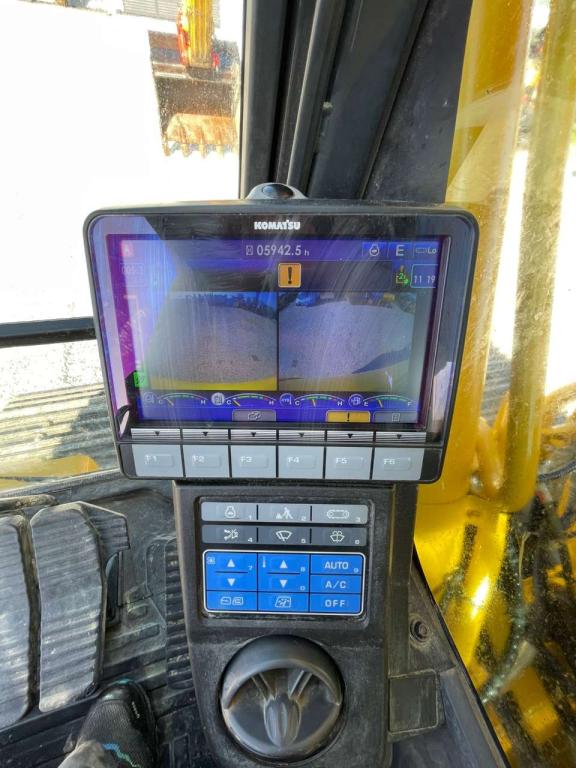 Komatsu HB215LC-2 Photo 12