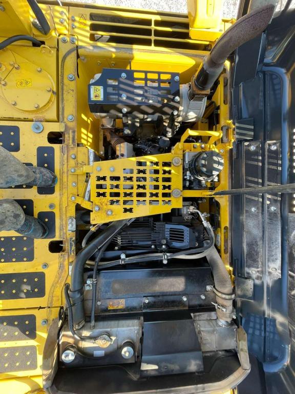 Komatsu HB215LC-2 Photo 16
