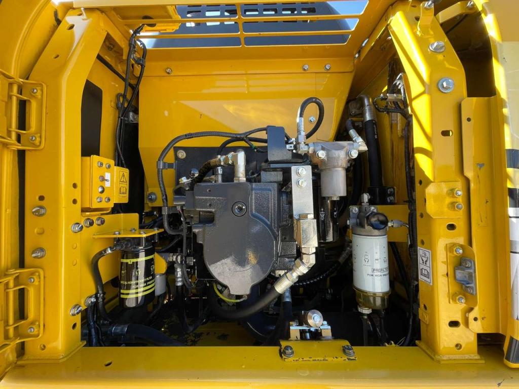 Komatsu HB215LC-2 Photo 17