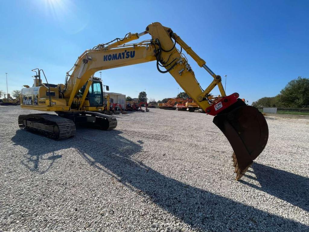 Komatsu HB215LC-2 Photo 6