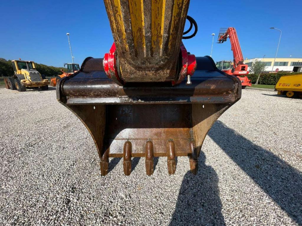 Komatsu HB215LC-2 Photo 8