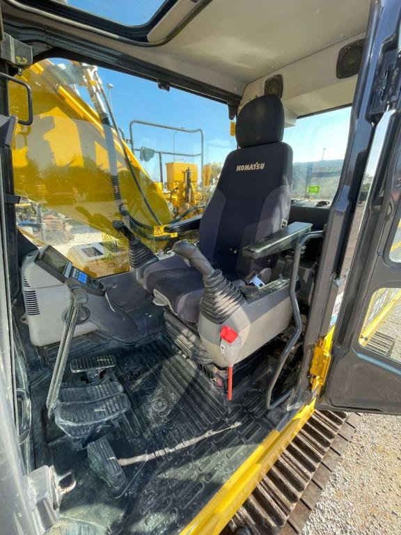 Komatsu HB215LC-2 Photo 9