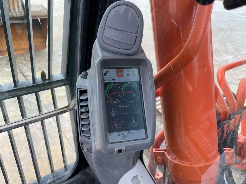 Hitachi ZX300LC-6 Photo 23