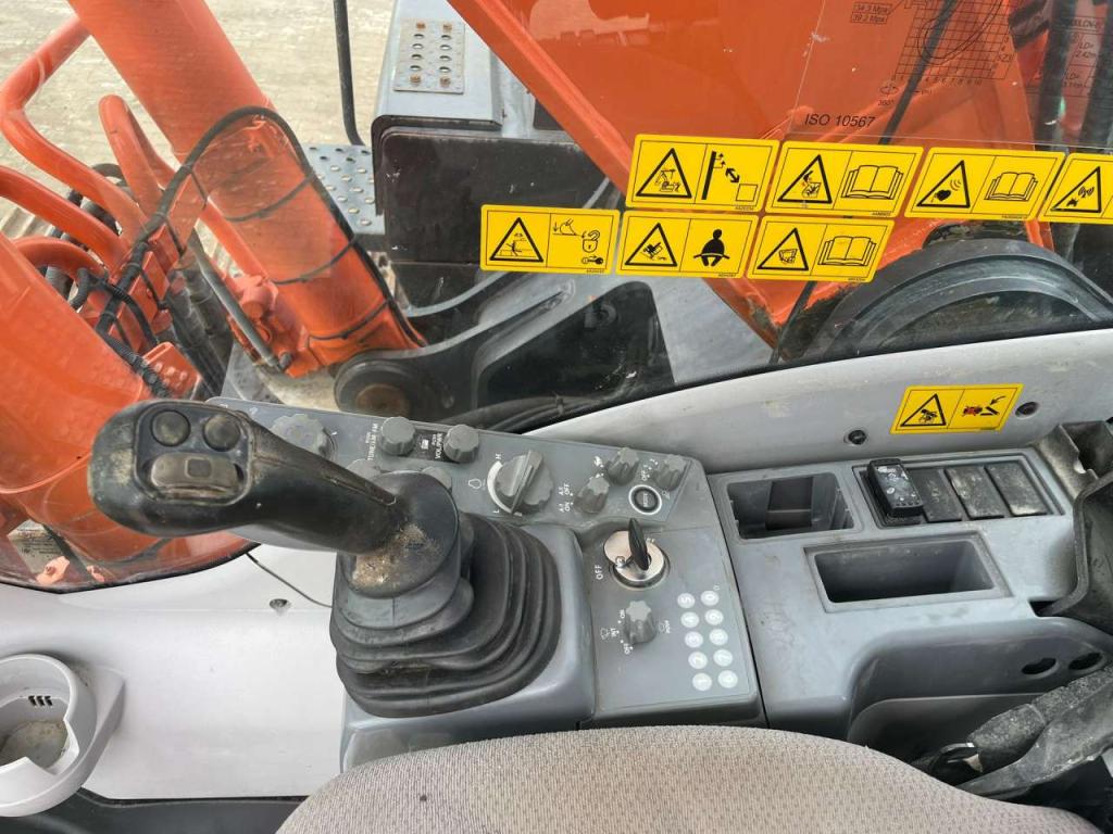 Hitachi ZX300LC-6 Photo 26