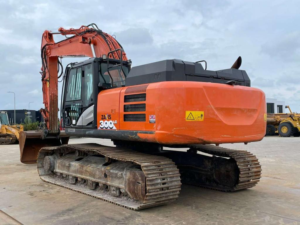 Hitachi ZX300LC-6 Photo 3