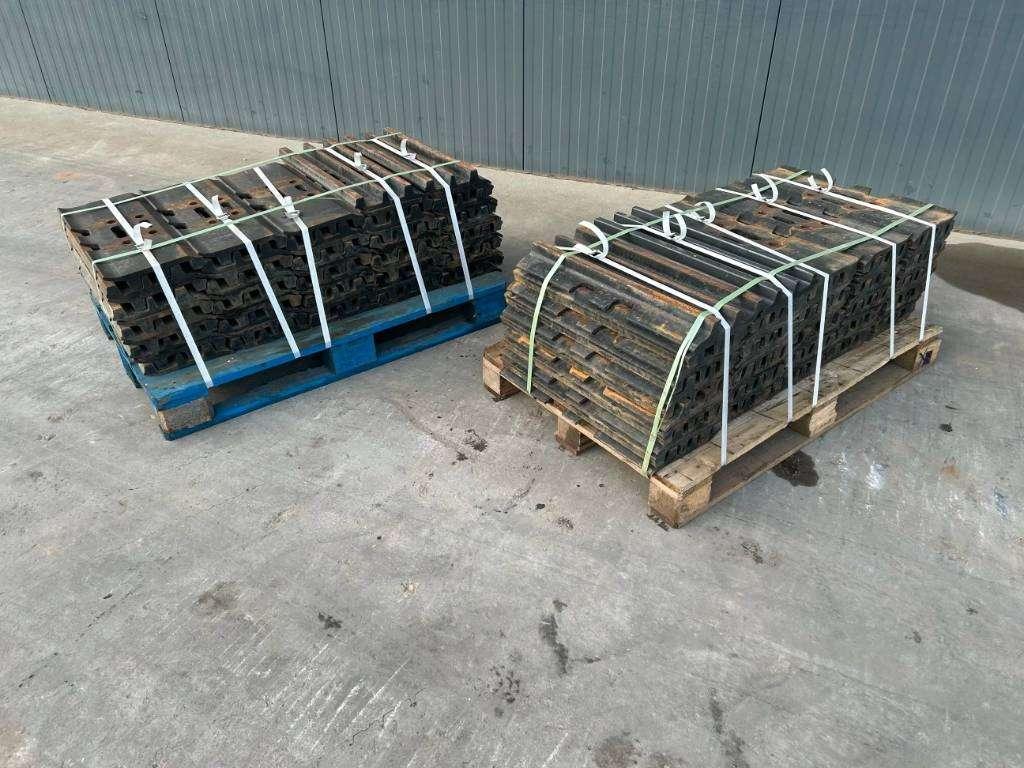 Caterpillar 349 / 349E / 352F / 352 shoes Photo 1
