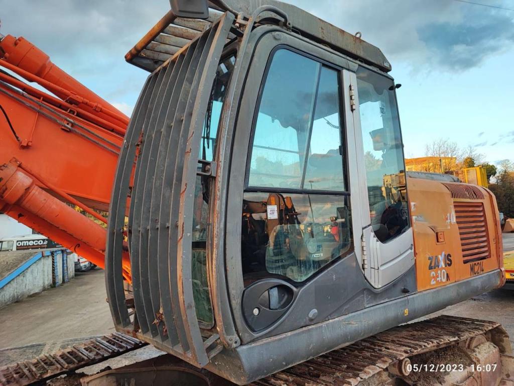 Hitachi ZX240N-3 Photo 16