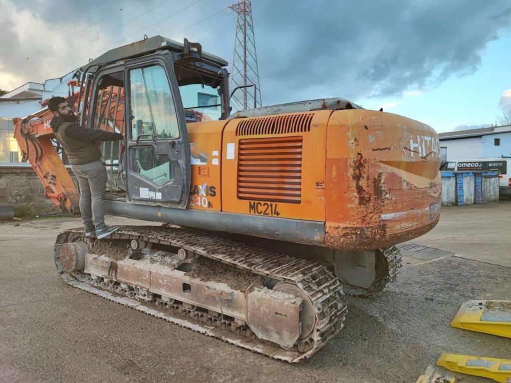Hitachi ZX240N-3 Photo 19