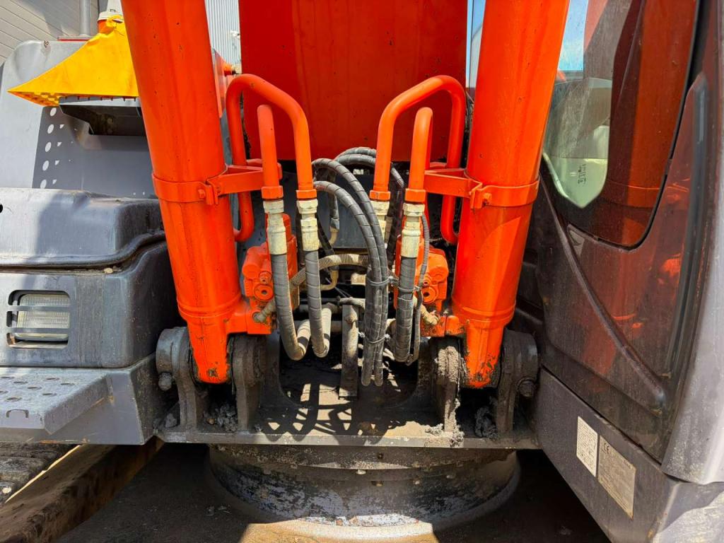 Hitachi ZX210LC-5B Photo 10