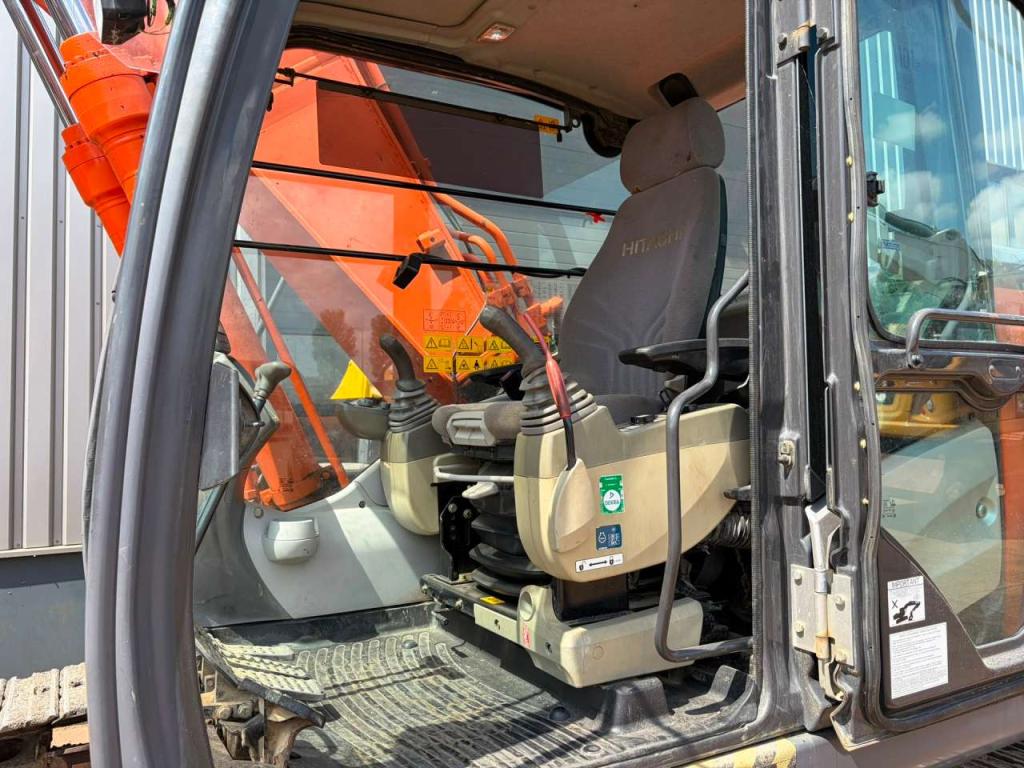 Hitachi ZX210LC-5B Photo 20