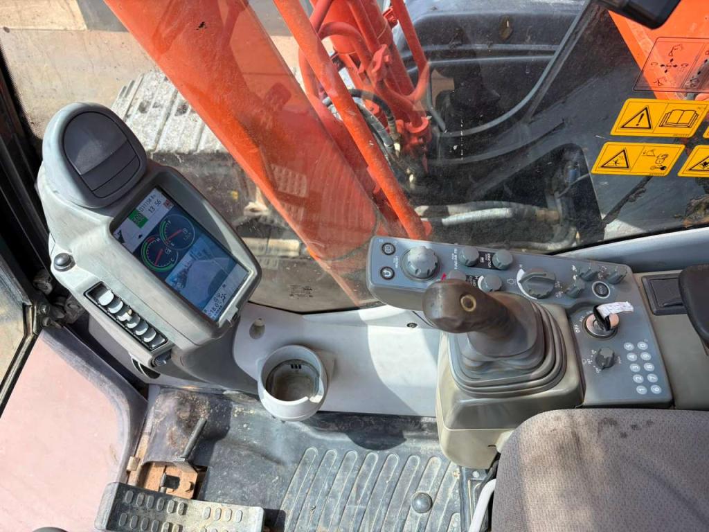 Hitachi ZX210LC-5B Photo 22