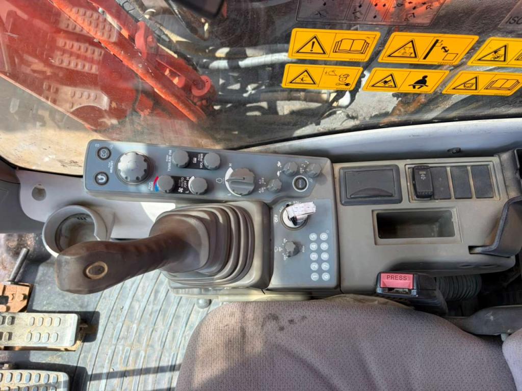 Hitachi ZX210LC-5B Photo 23
