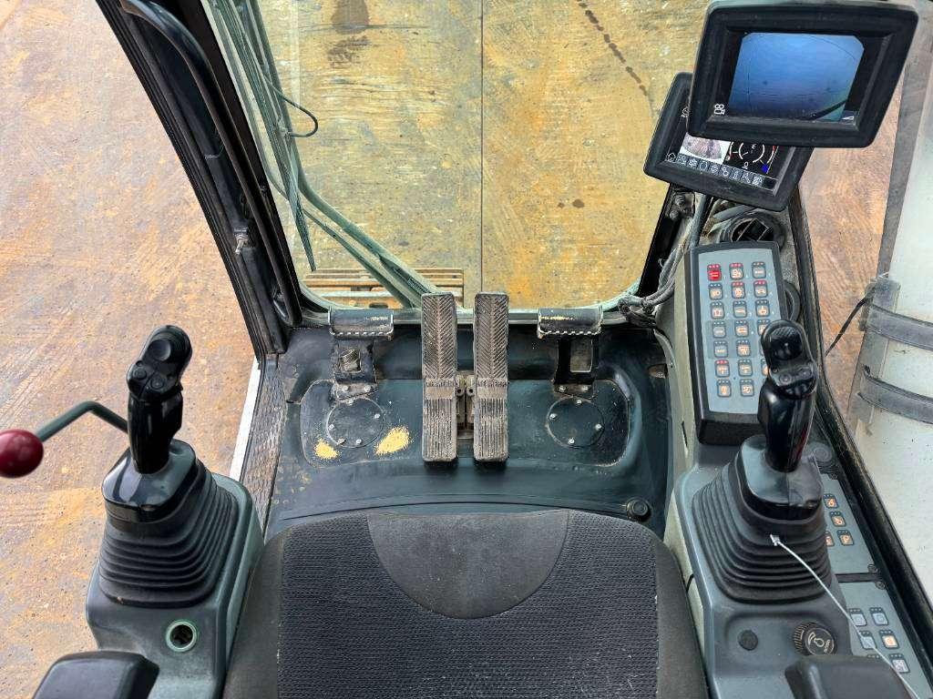 Liebherr R946LC - Hammer Lines / Quick Coupler Photo 9