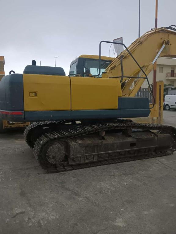 Komatsu PC230 Photo 4
