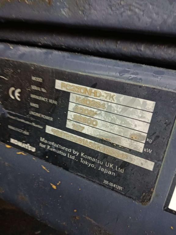 Komatsu PC230 Photo 9