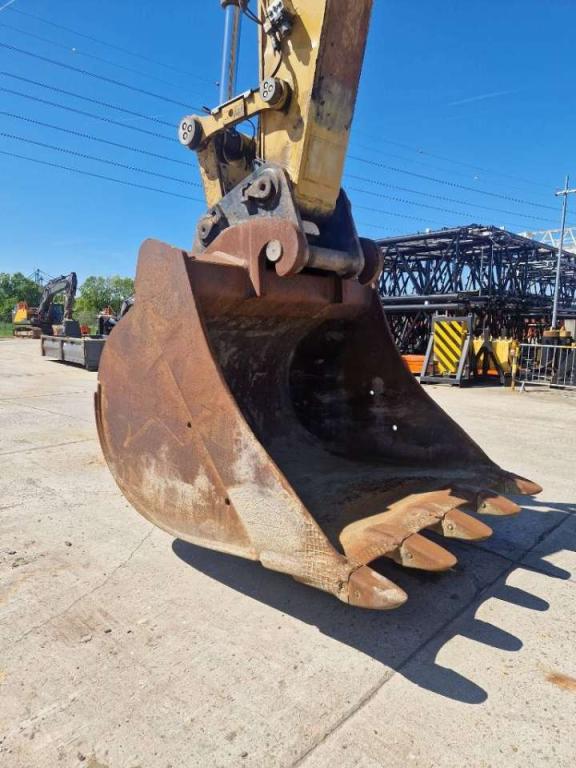 Caterpillar 374FL Photo 28