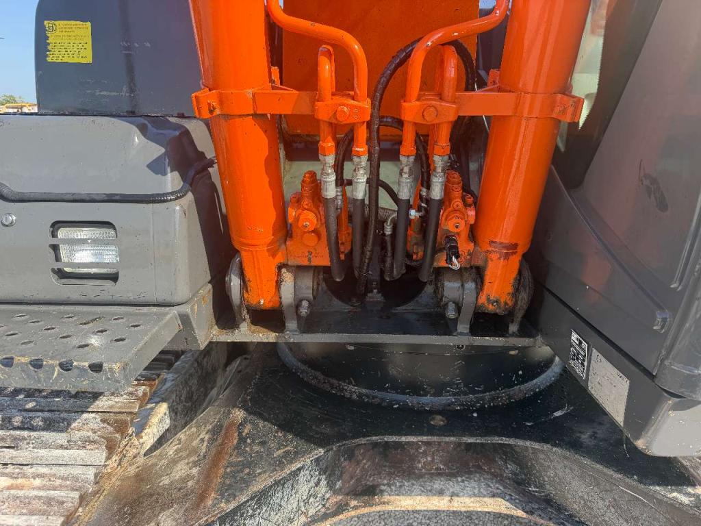 Hitachi ZAXIS 130LCN Photo 13
