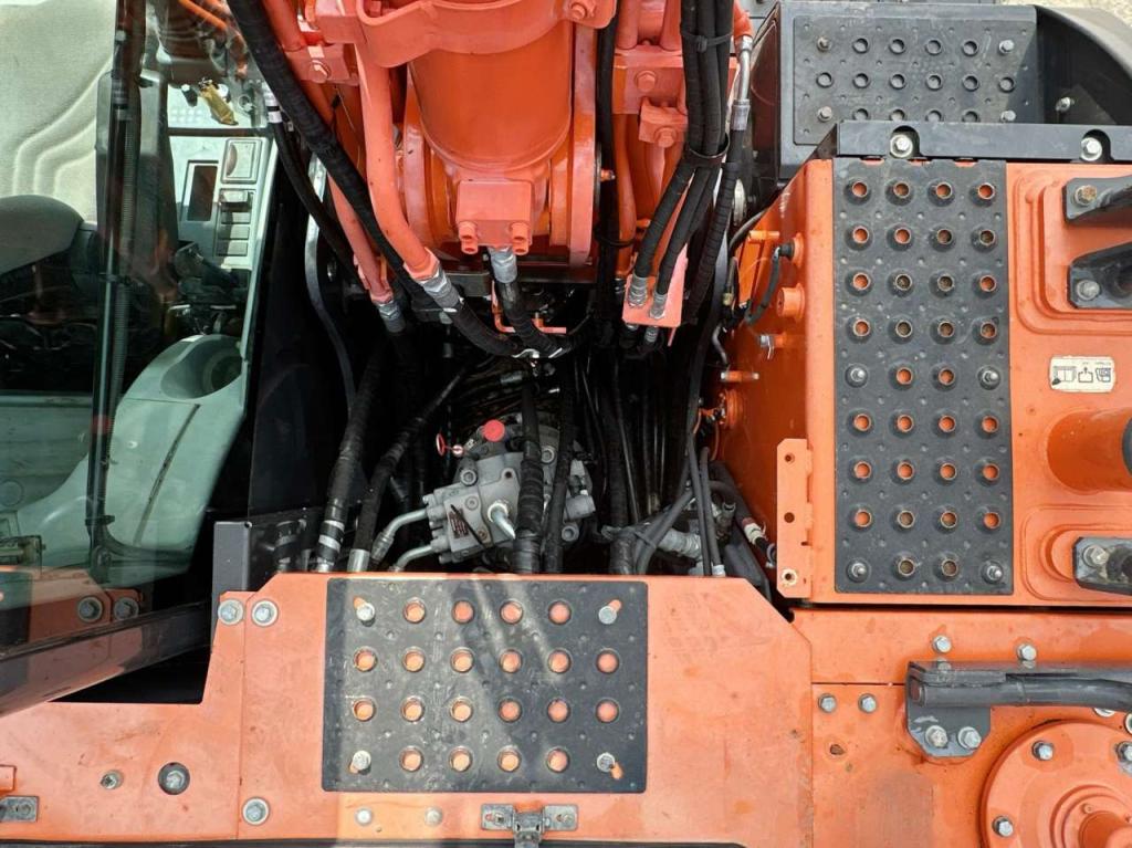 Hitachi ZX160LC-6 Photo 13