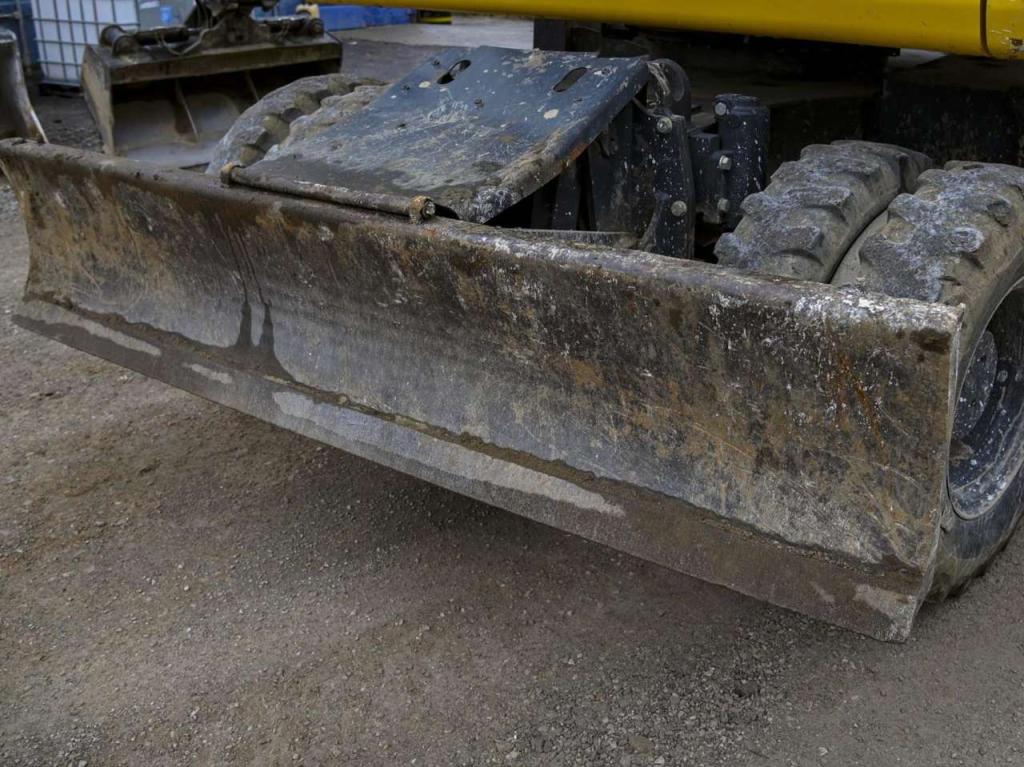 Komatsu PW148-10 Photo 10