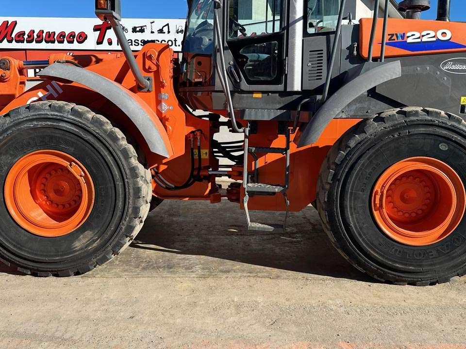Hitachi ZW220 Photo 11