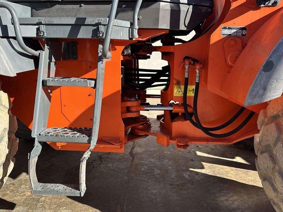 Hitachi ZW220 Photo 6