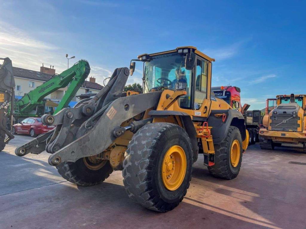 Volvo L120H Photo 9