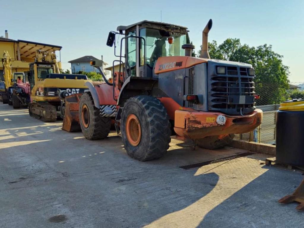 Hitachi ZW220 Photo 2