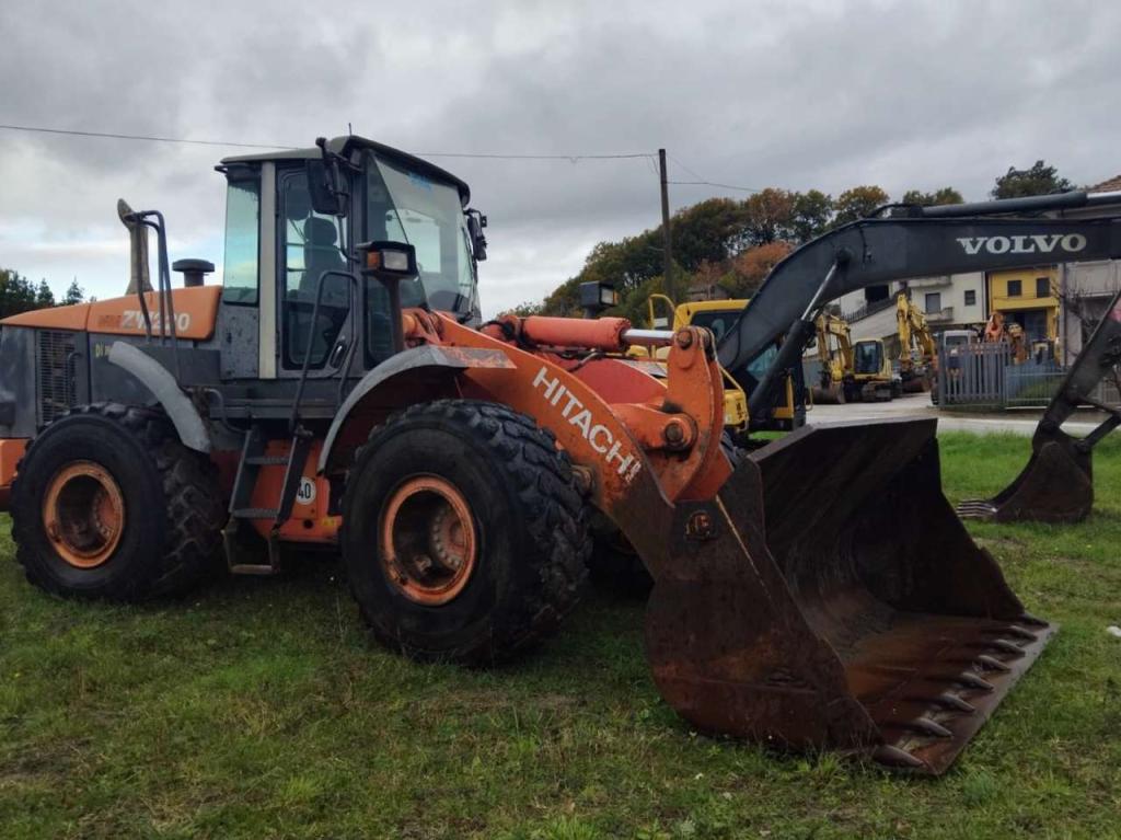 Hitachi ZW220 Photo 3