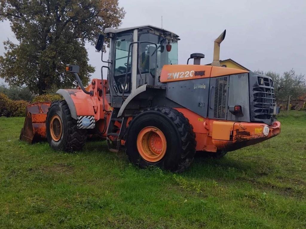 Hitachi ZX220 Photo 6