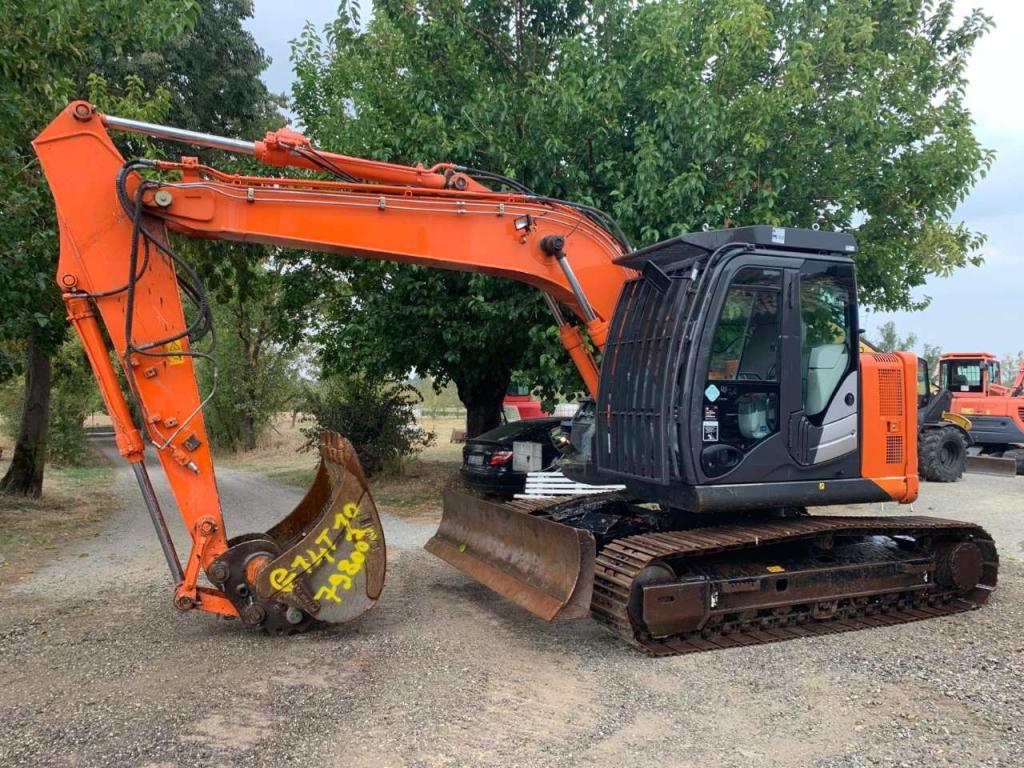 Hitachi ZX135 US-5B Photo 10