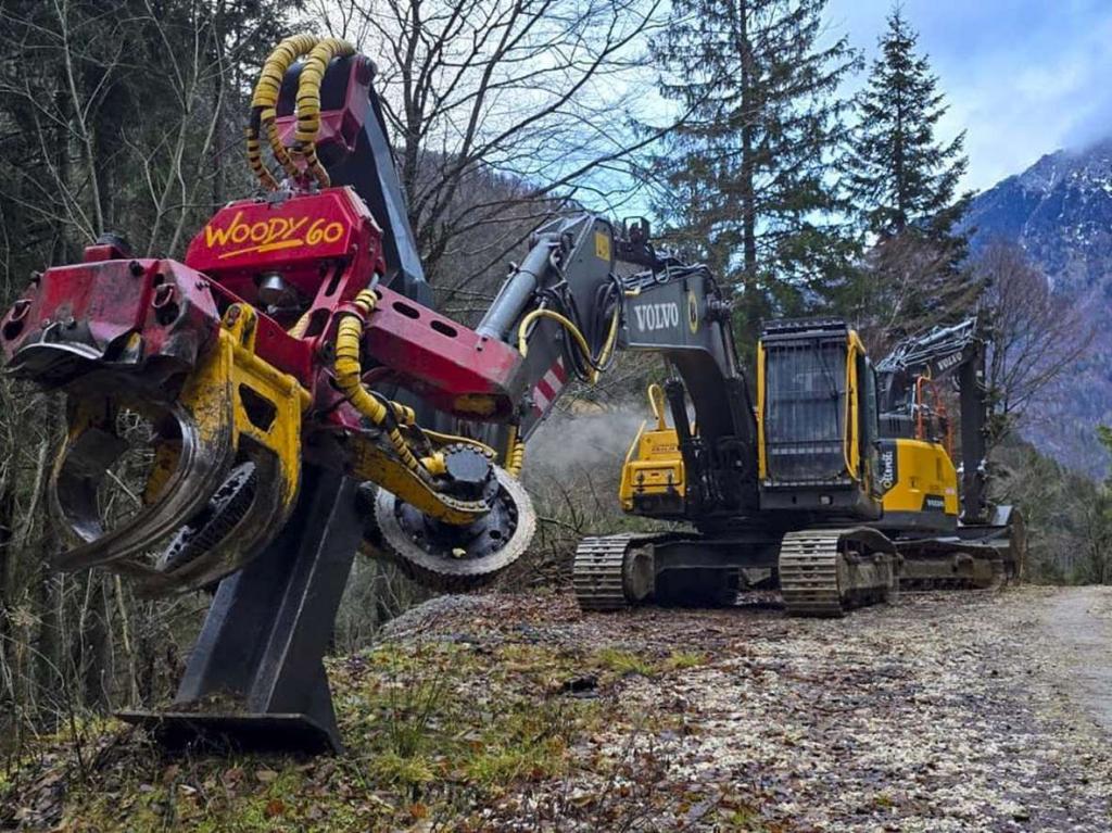 Volvo EC210B NLC Photo 2