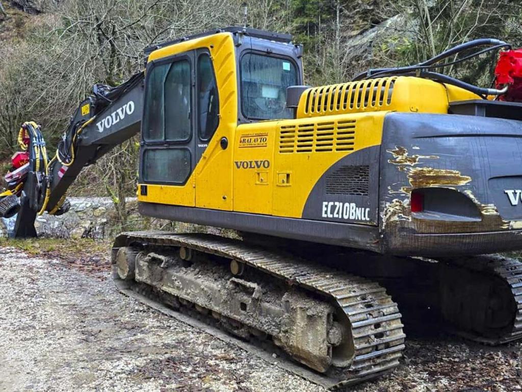 Volvo EC210B NLC Photo 3
