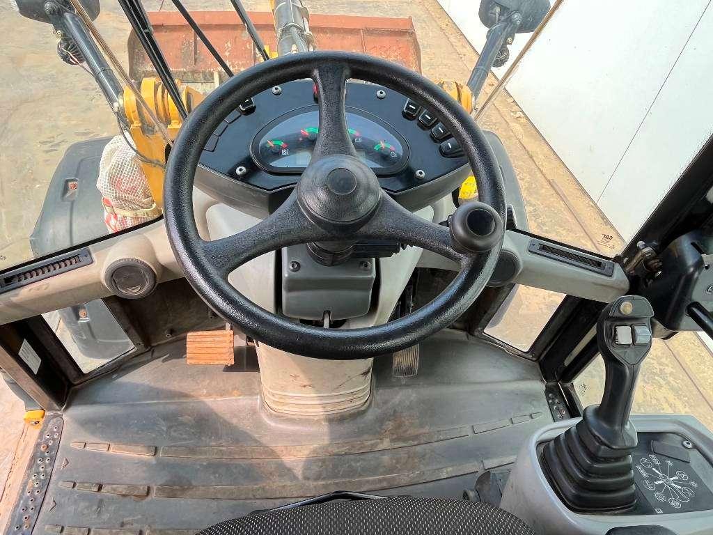 Caterpillar 908M - Quick Coupler / Automatic Greasing Photo 9