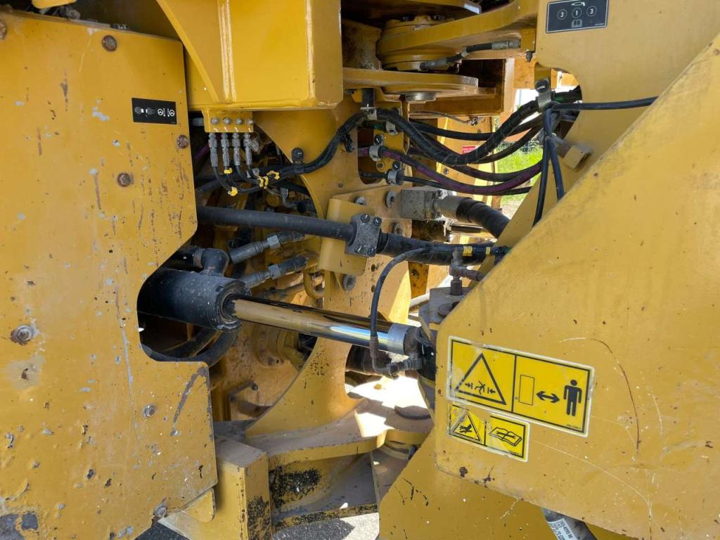 Caterpillar 966M Photo 16