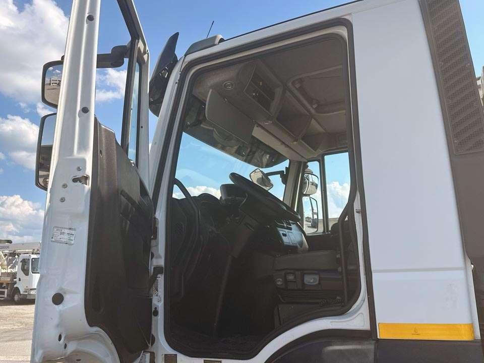 Iveco Stralis 330 6X2 Photo 17
