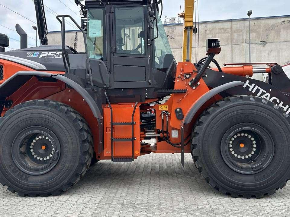 Hitachi ZW250-7 Photo 14