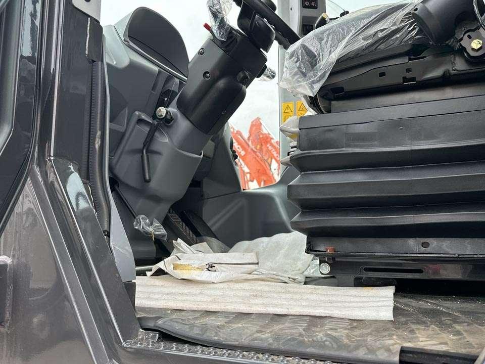 Hitachi ZW250-7 Photo 16