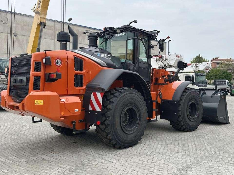 Hitachi ZW250-7 Photo 23