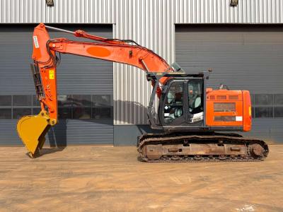 Hitachi ZX225US5LC en vente par Big Machinery
