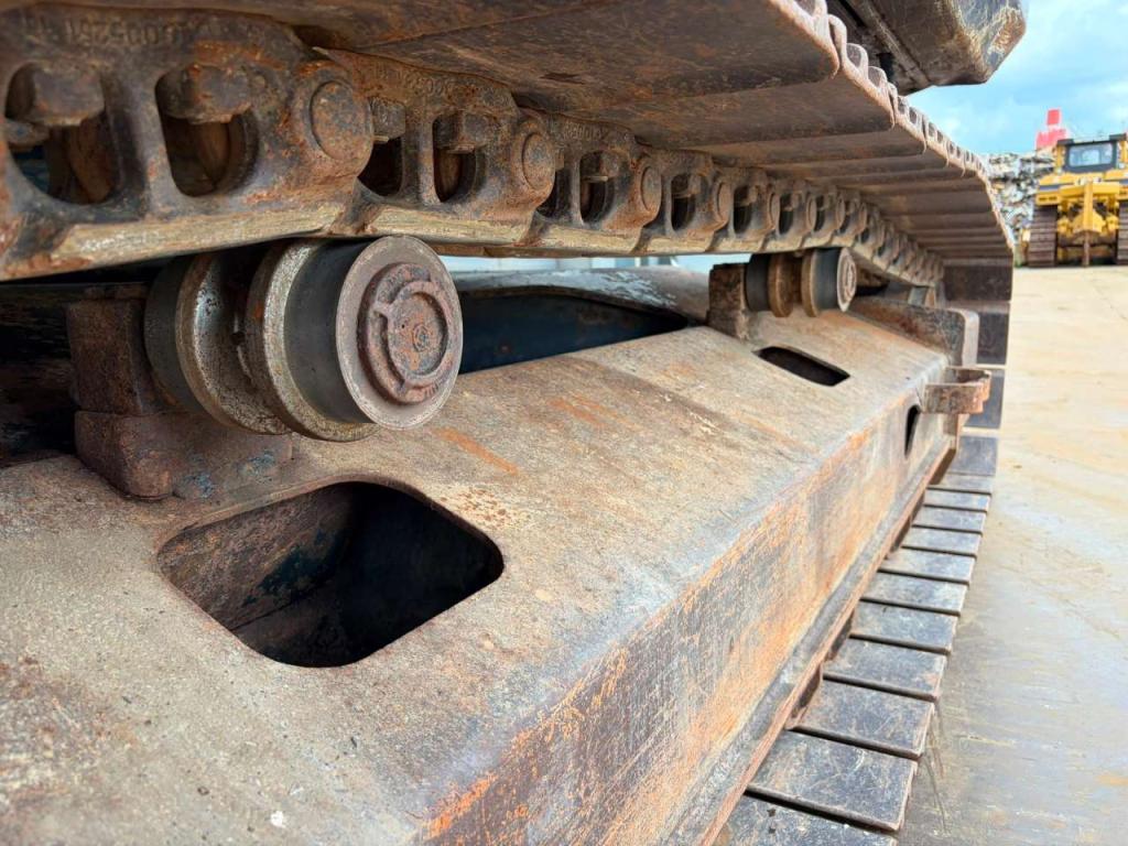 Hitachi ZX225US5LC Photo 16