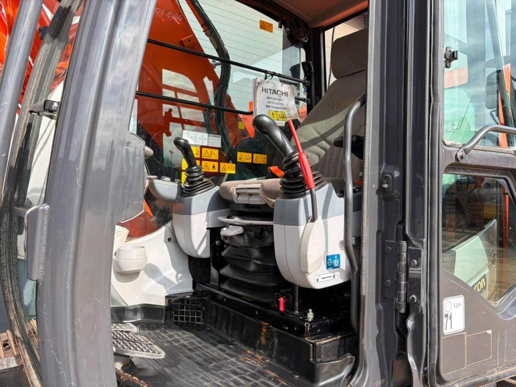 Hitachi ZX225US5LC Photo 19