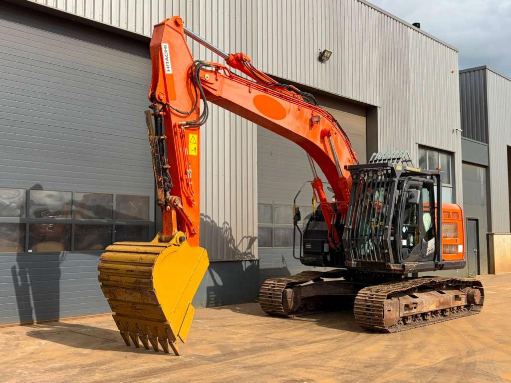 Hitachi ZX225US5LC Photo 2