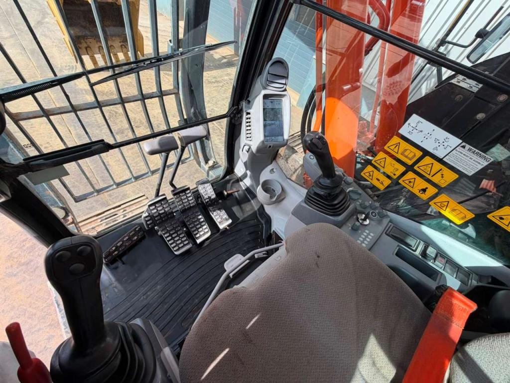 Hitachi ZX225US5LC Photo 21