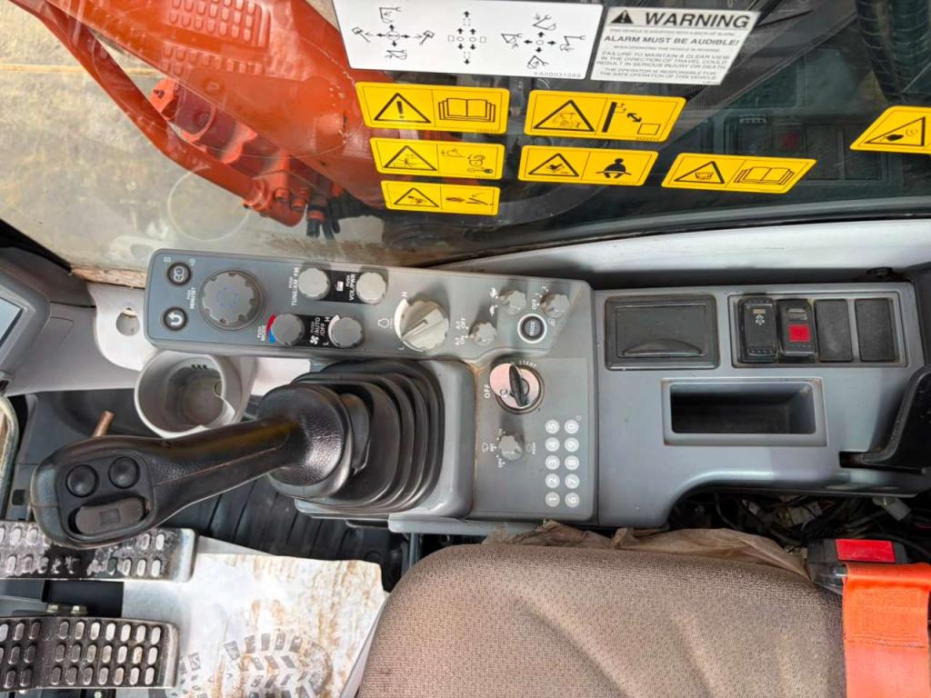 Hitachi ZX225US5LC Photo 22