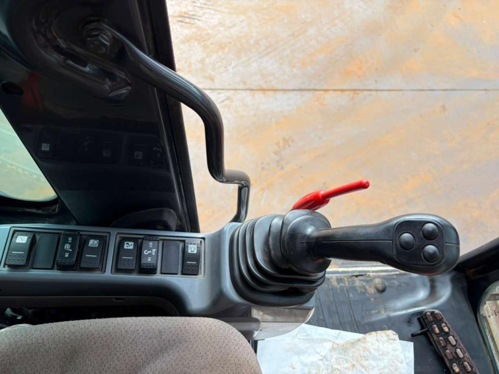 Hitachi ZX225US5LC Photo 23