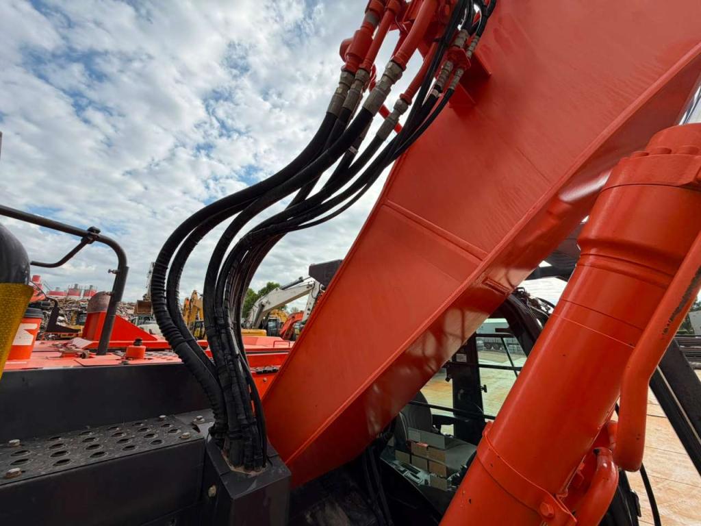 Hitachi ZX225US5LC Photo 28