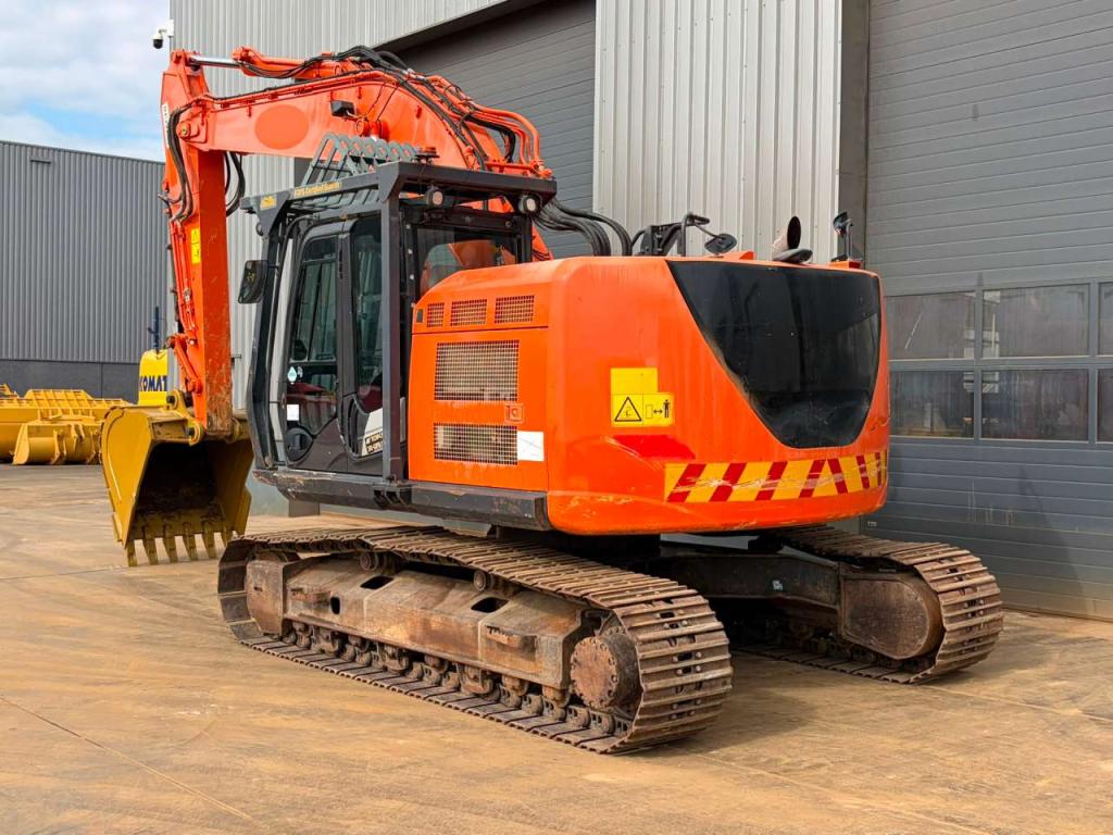 Hitachi ZX225US5LC Photo 3
