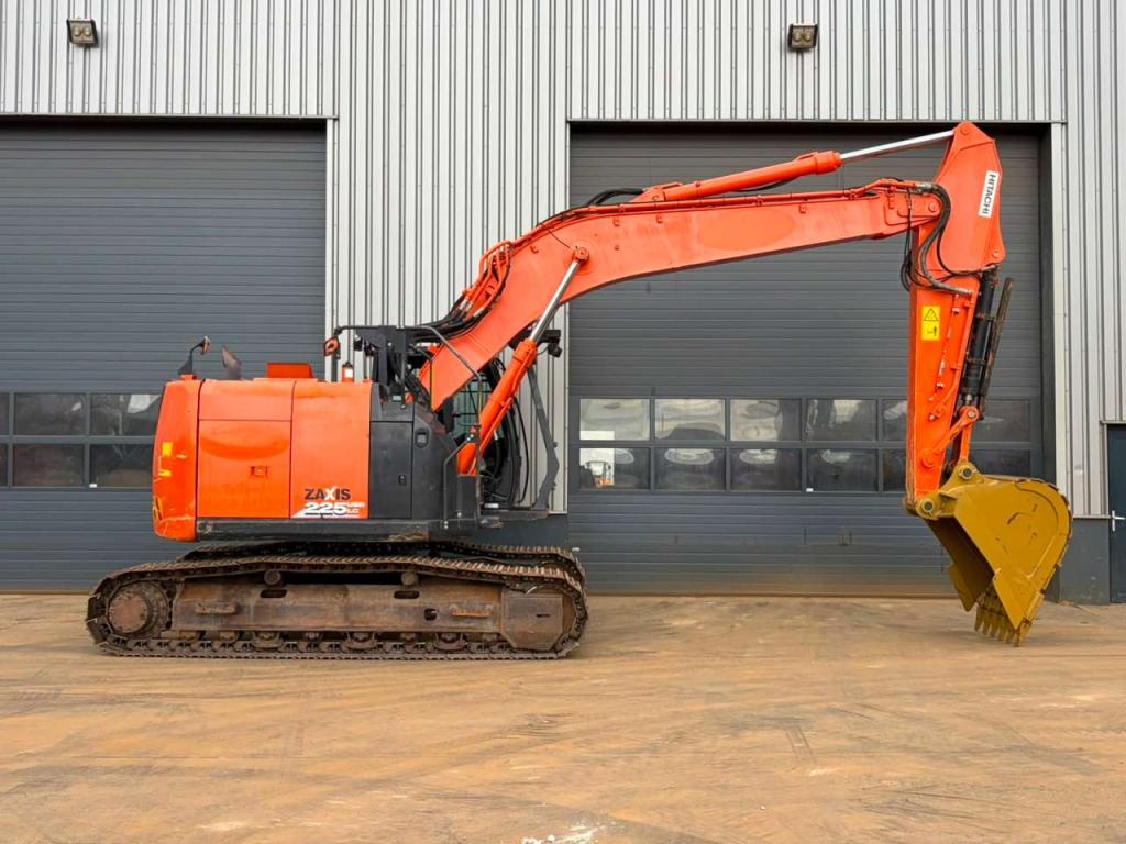 Hitachi ZX225US5LC Photo 5