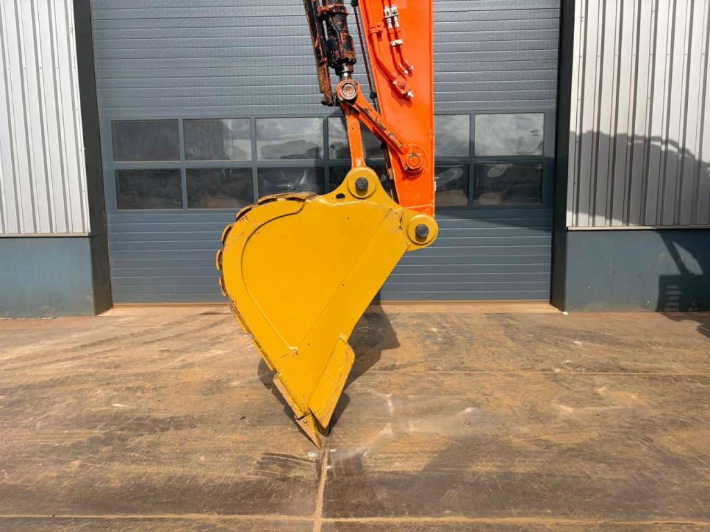 Hitachi ZX225US5LC Photo 8