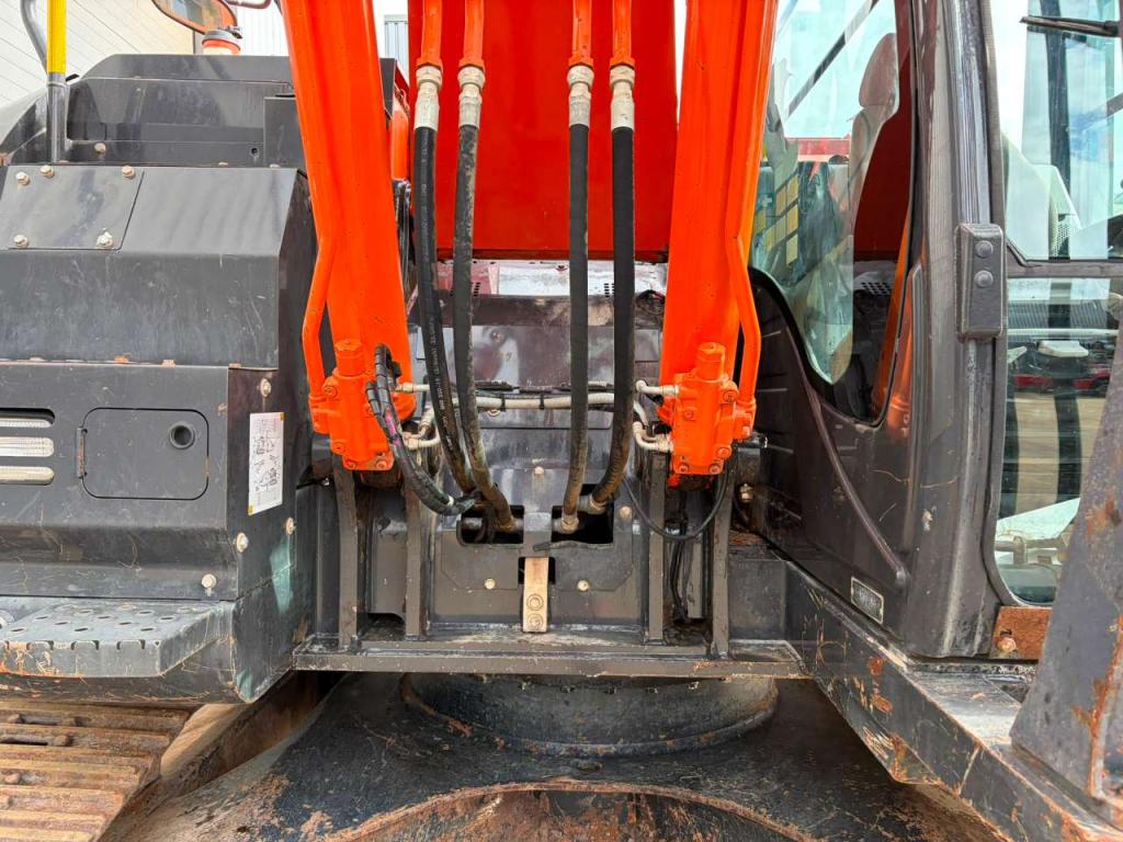 Hitachi ZX225US5LC Photo 9